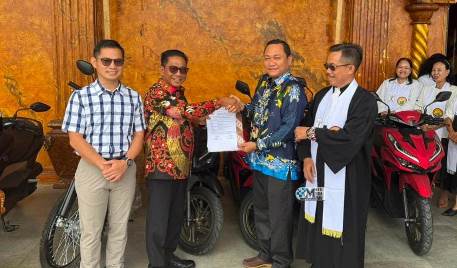 Pemkab Mura Serahkan Motor Oprasional ke Majelis Sinode GKE