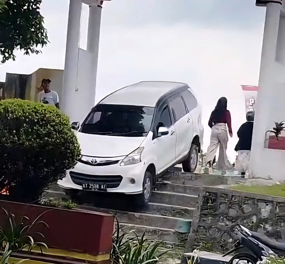 Avanza Nyungsep ke Tangga TPU Pangkalan Bun