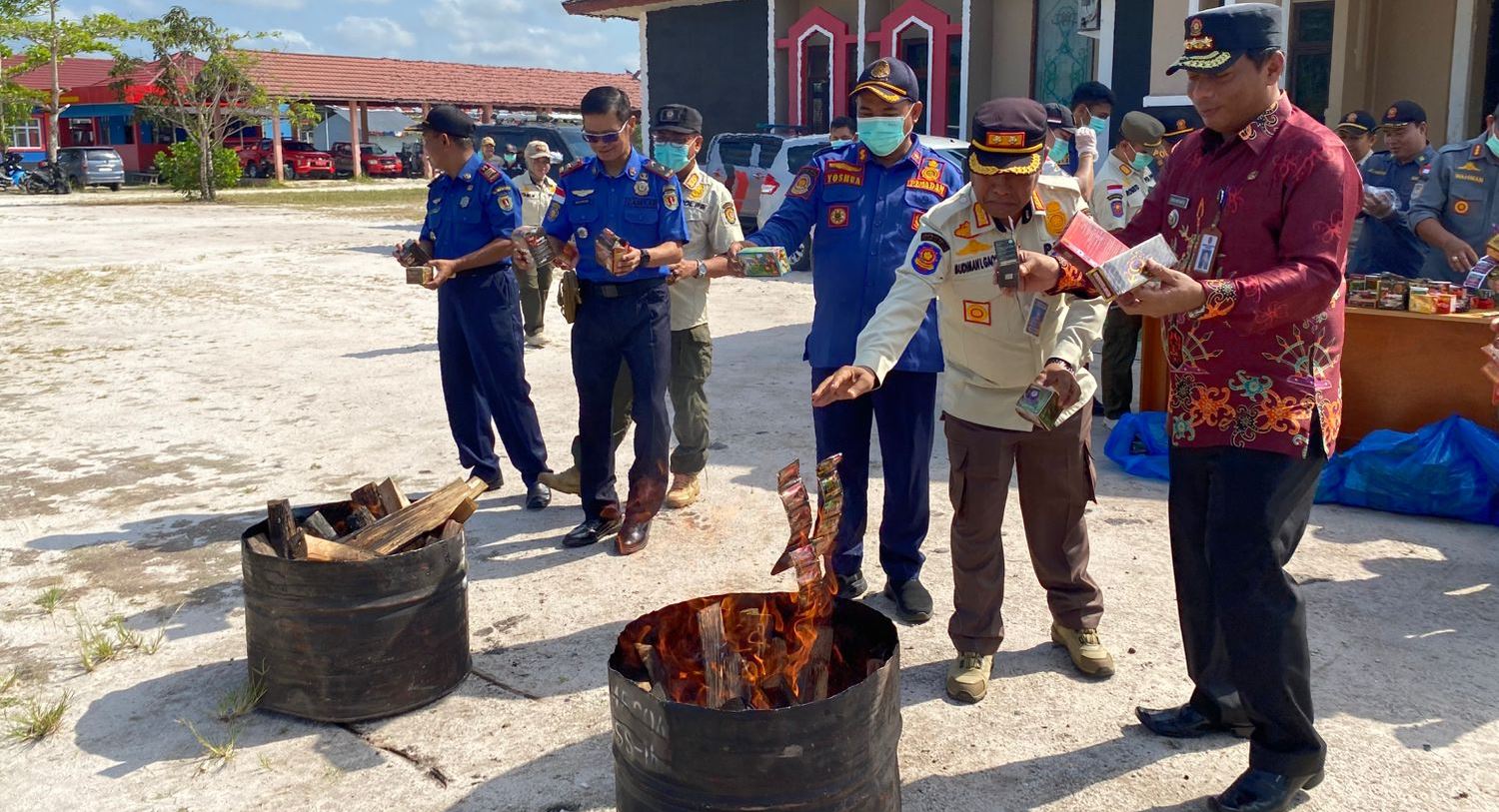 Satpol PP Katingan dan Balai POM Kalteng Musnahkan Jamu Ilegal