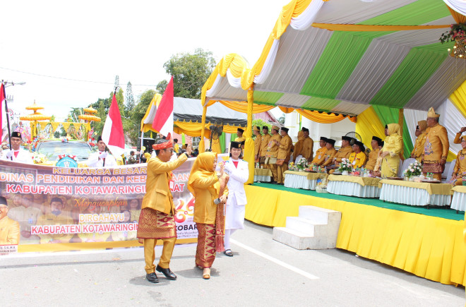 Dihadiri Ribuan Warga, Bupati Kobar Buka Resmi Pawai Nasi Adab