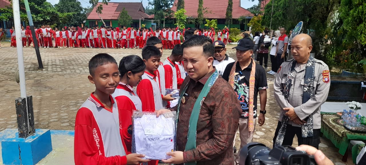 Bupati Lamandau Serahkan Seragam Gratis untuk Siswa Sekolah