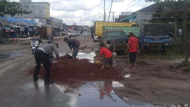 Cegah Laka, Satlantas Katingan Tambal Jalan Berlubang
