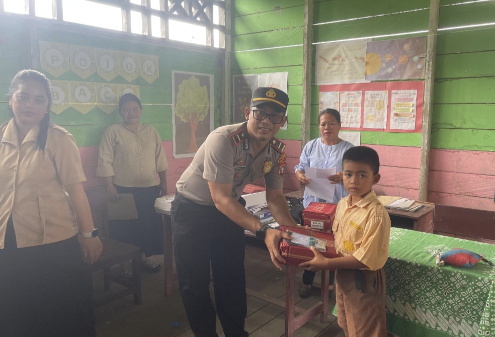 Peduli Pendidikan, Polsek Rungan Bantu Alat Perlengkapan Sekolah Murid SDN Luwuk