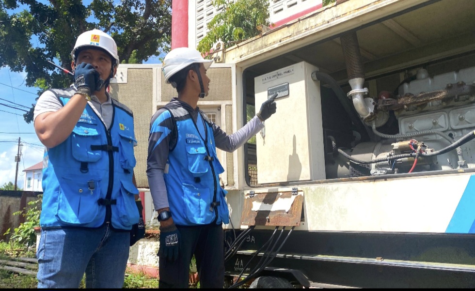 Saat Masyarakat Libur Lebaran, Ada Petugas PLN yang Siaga 24 Jam Menjaga Kelistrikan