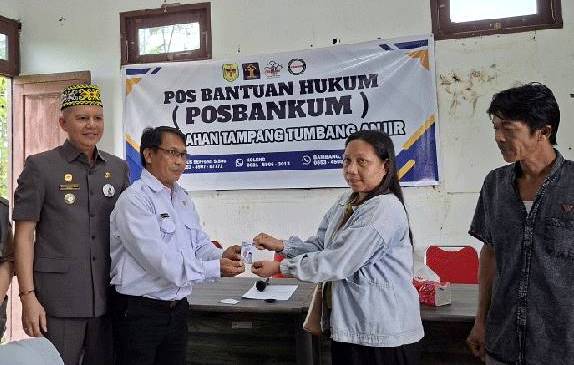 Bupati Gumas Serahkan 12. 789 KHBS ke Warga Kurun