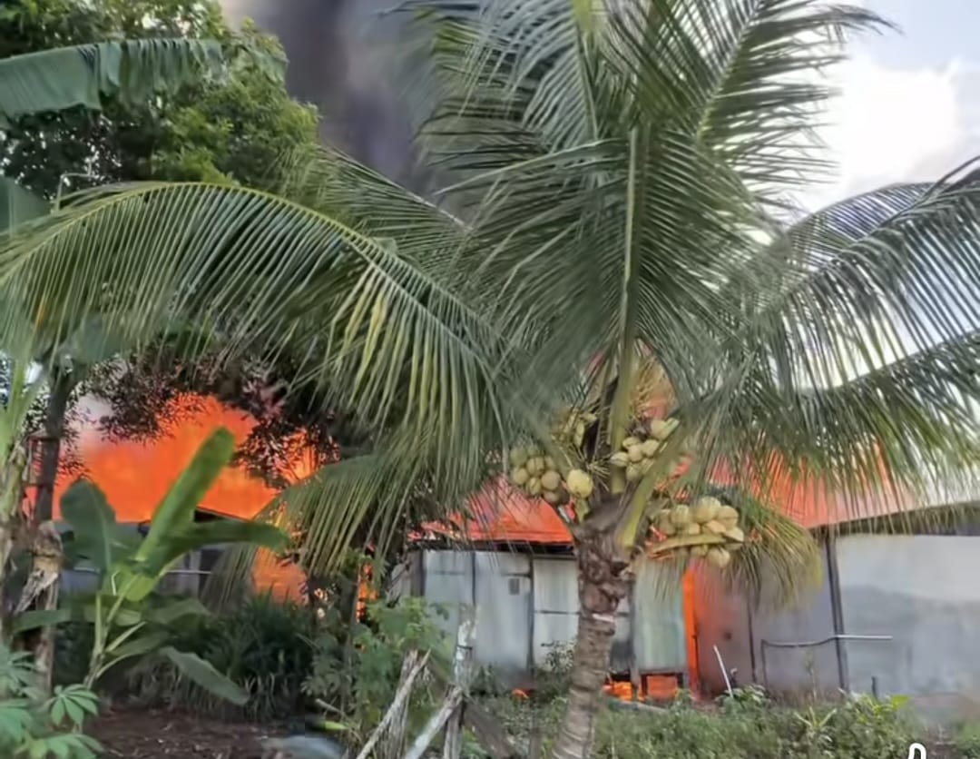 Tiga Rumah Warga Parenggean Berkobar