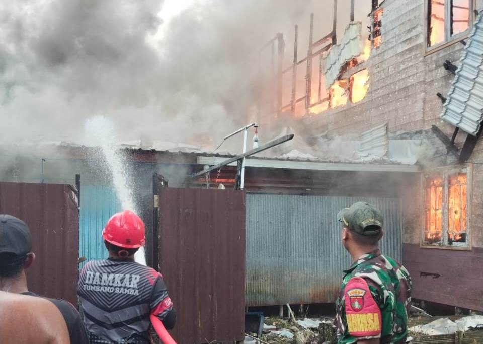 Korsleting Listrik, Dua Rumah dan Toko di Samba Berkobar