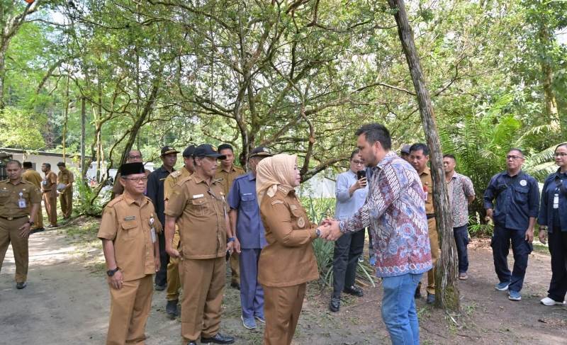 Bupati Kobar Ziarahi Makam Prof. Biruté Mary Galdikas