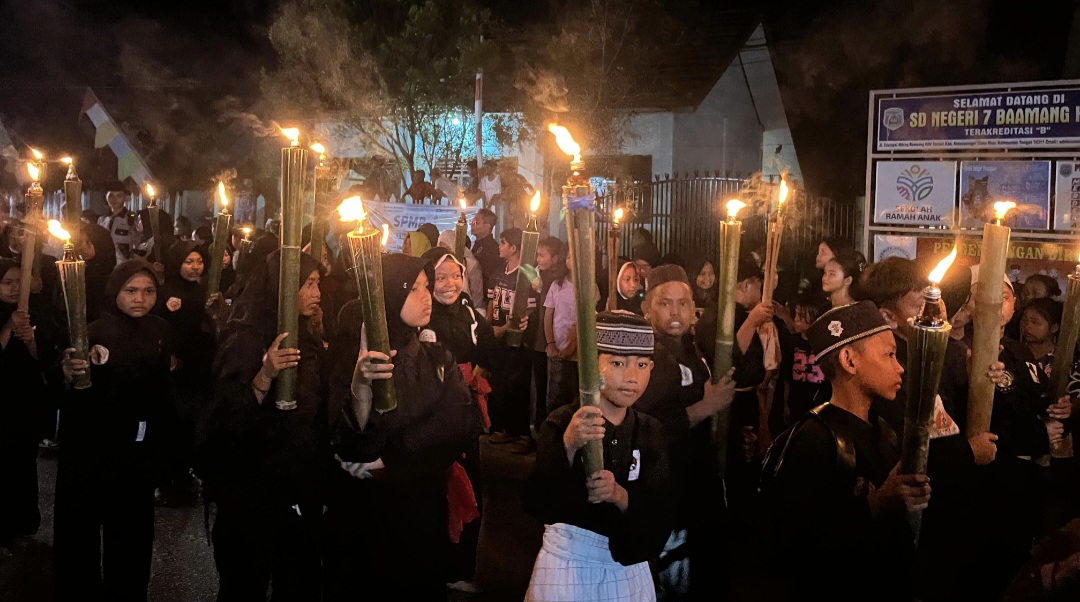 Ribuan Warga Antusias Ikuti Pawai Obor 