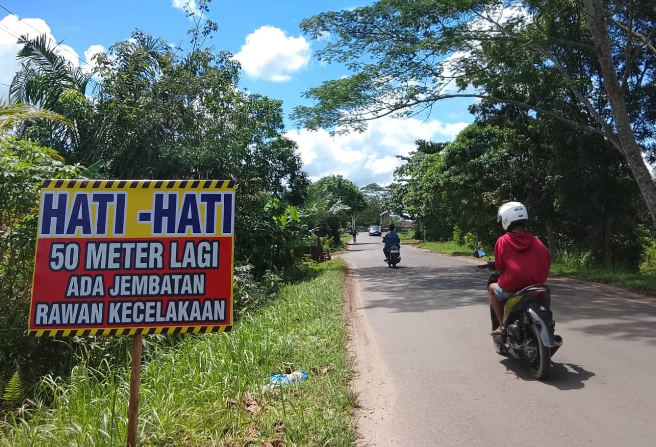 Pasca Laka, Pemkab Kotim Pasang Spanduk Peringatan di Jembatan Patah 