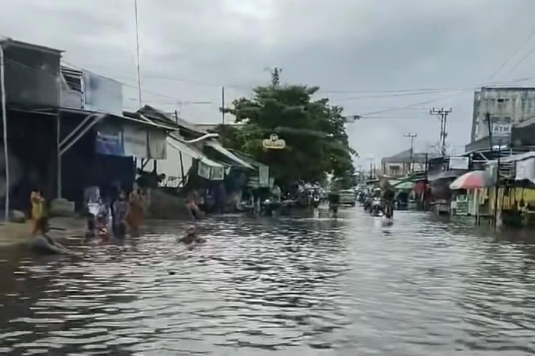 Diguyur Hujan Lebat, Sejumlah Ruas Jalan Kota Sampit Direndam Banjir