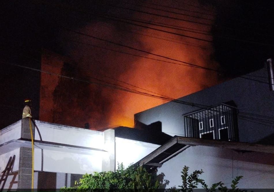 Korsleting Listrik, Ruko Dua Lantai Berkobar