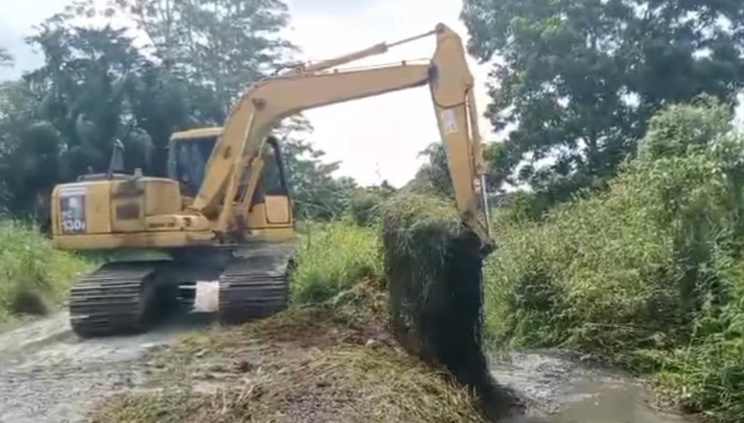 Respons Keluhan Warga, Pemkab Kotim Kerahkan Alat Berat Normalisasi Drainase