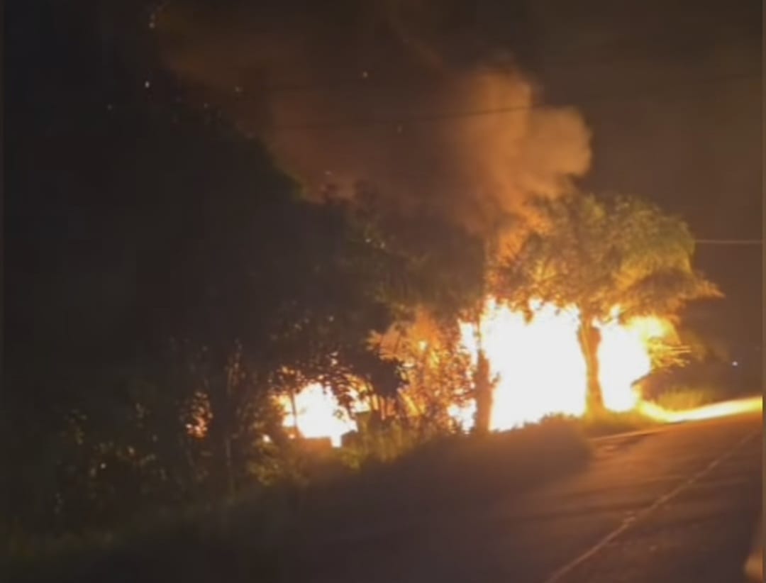 Rumah Warga di Jalan Lingkar Selatan Berkobar