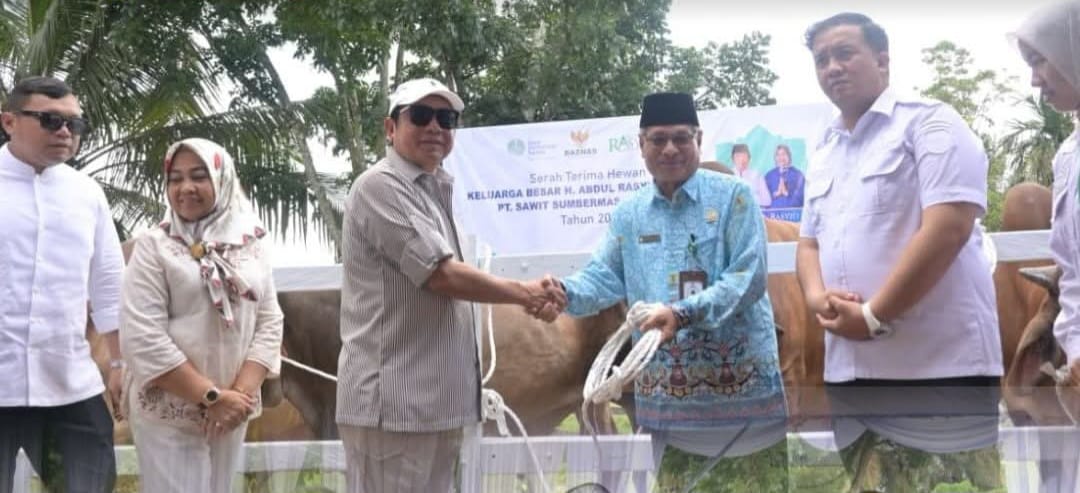 Bupati Rjzky Aditya Putra Hadiri Penyaluran Hewan Qurban H.Abdul Rasyid AS