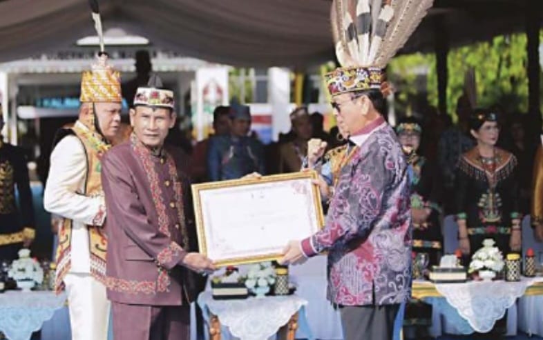 Ketua DPRD Kalteng Dianugerahi Gelar Adat Dayak