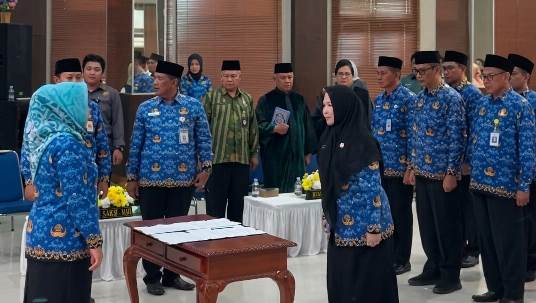 Perkuat Kinerja, Bupati Kobar Lantik 12 Pejabat Eselon II