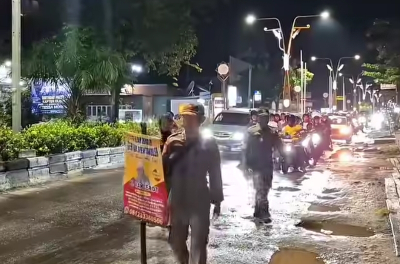 Satpol PP Kotim Tertibkan Baliho Promosi Alat Vital