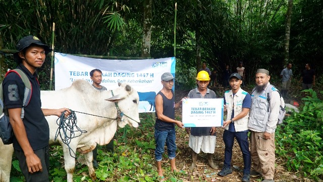 Tebar Berkah Daging YBM PLN Kalselteng Hadir di Pedalaman Meratus