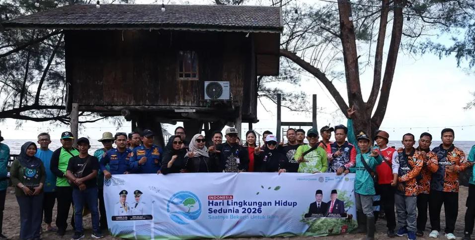 Wabup Kotim Pimpin Aksi Bersih Pantai Ujung Pandaran