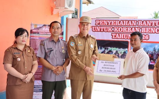 Pemkab Gumas Salurkan Bantuan untuk Tiga KK Korban Kebakaran