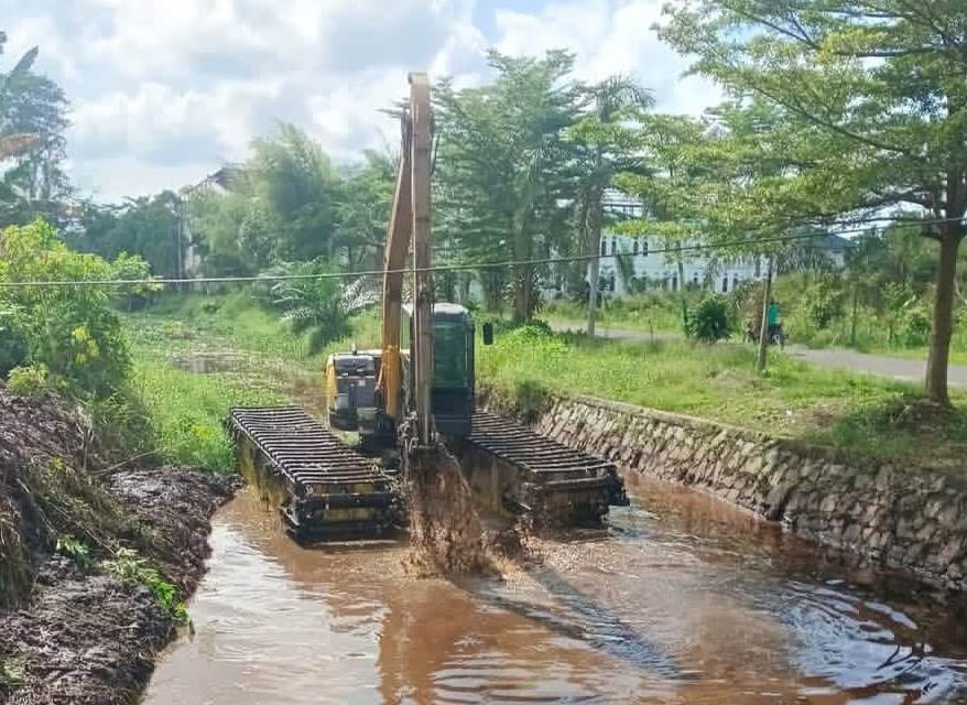 Pemkab Kotim Turunkan Ekskavator Amfibi Atasi Pendangkalan Sungai Mentawa