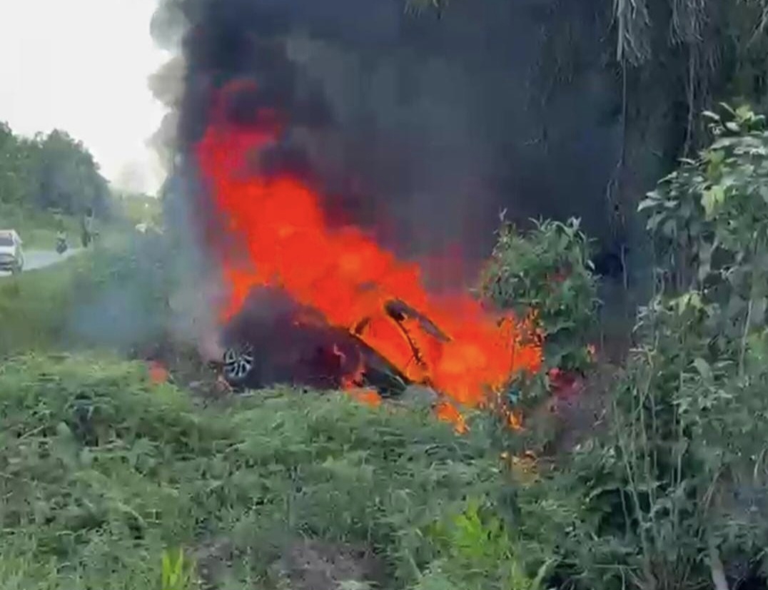 Dua Mobil Terlibat Tabrakan, Satu Terbakar