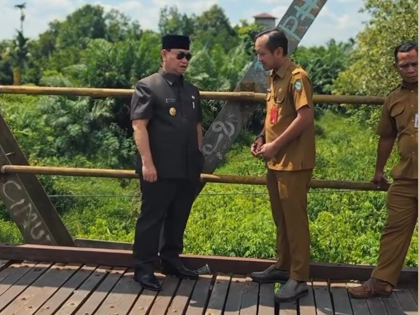 Bupati Kotim Tinjau Proyek Perbaikan Jembatan Patah
