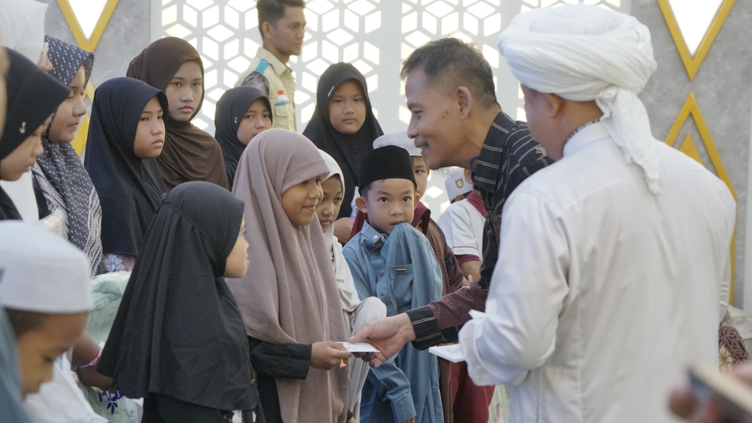 YBM PLN Berbagi Kado Harapan bagi Anak Yatim dan Dhuafa Banjarmasin