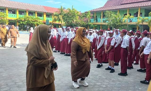 Wabup Kotim Apresiasi Orang Tua Antar Anak ke Sekolah di Hari Pertama
