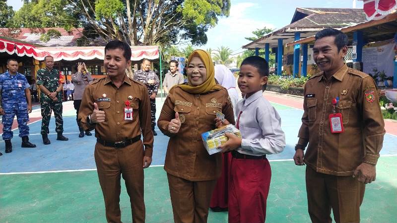 Peduli Pendidikan, Pemkab Kobar Luncurkan Kartu Kobar Cerdas kepada Lebih dari 3.000 Pelajar