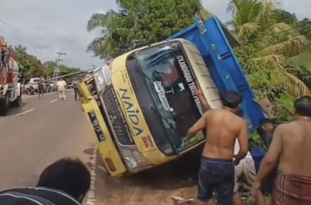 Tragis, Ibu dan Anak Tewas Tertimpa Truk Terguling