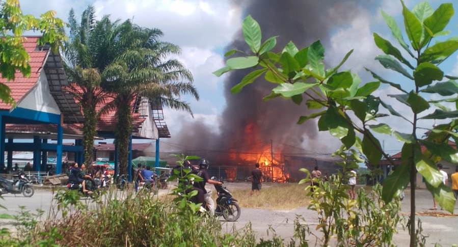 Siang-siang, 8 Ruko di Pangkalan Bun Berkobar