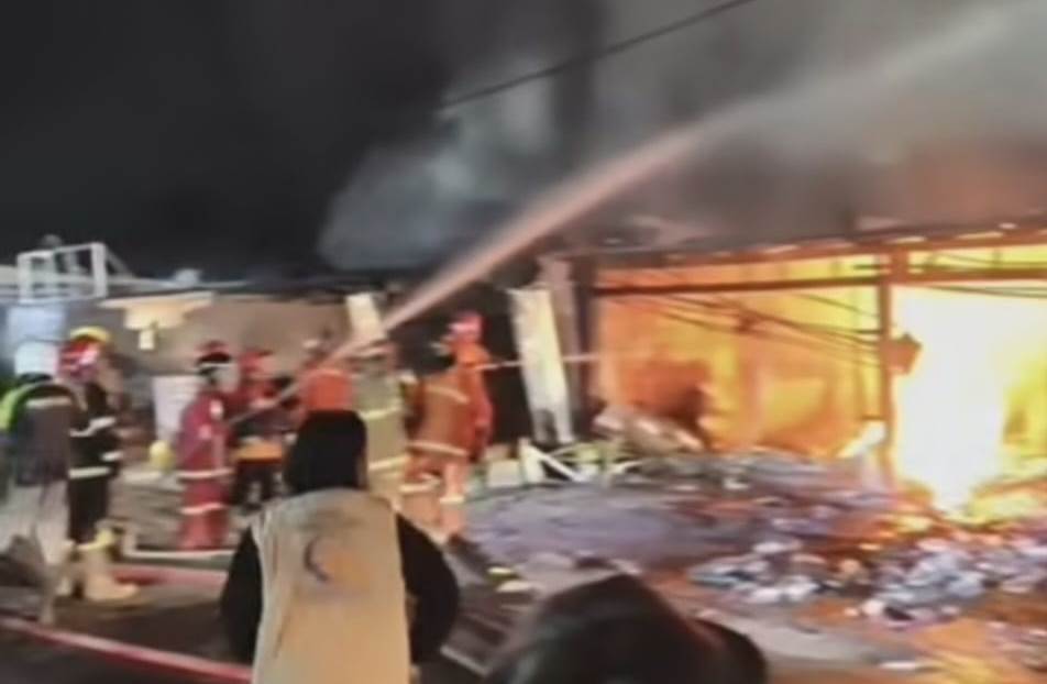 Delapan Kios di Taman Kota Sampit Diamuk Jago Merah