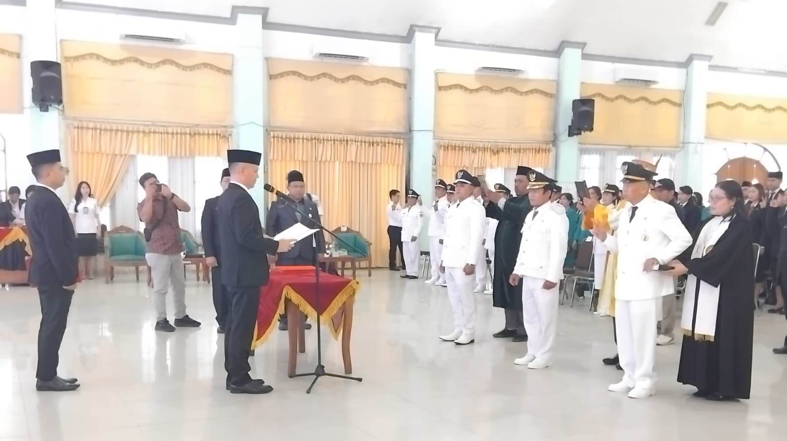 Bupati Gumas Lantik Ratusan ASN, Tekankan Disiplin Kerja
