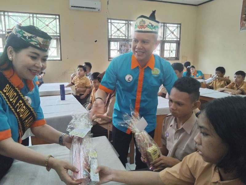 Momen HAN, Bupati Gumas dan Bunda Forum Anak Kunjungi SKN Kuala Kurun