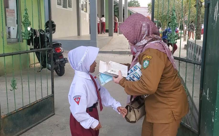 Antisipasi Kabut Asap, Dinkes Kotim Edukasi Warga Sekaligus Berbagi Masker