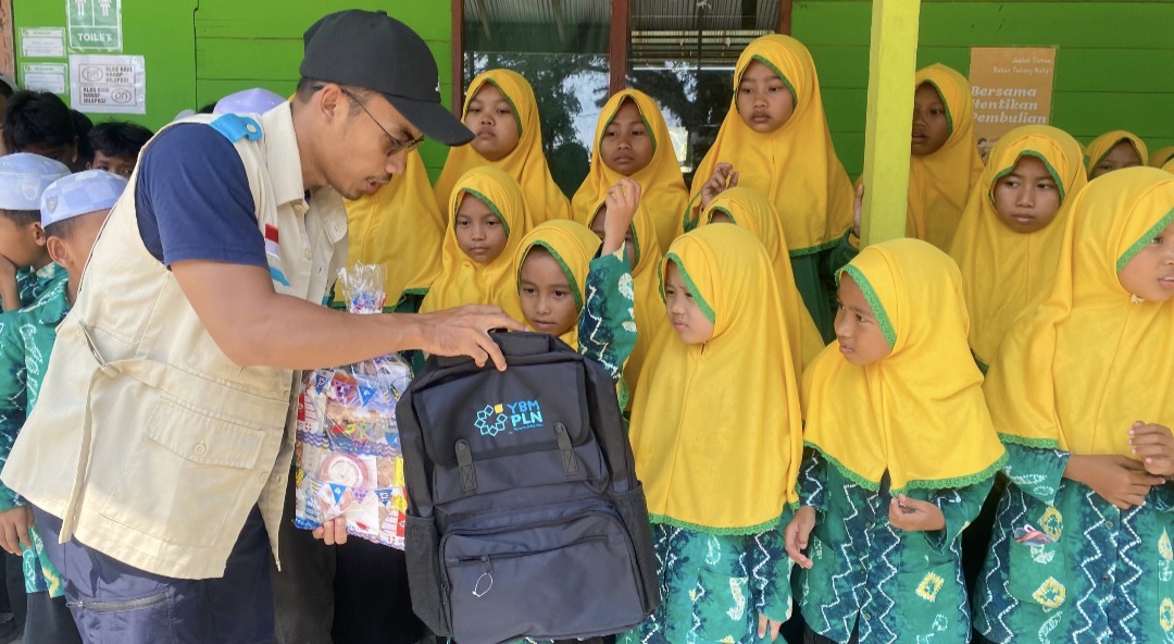 YBM PLN Salurkan Bantuan Alat Perlengkapan Sekolah Bagi 88 Murid MI Nurul Islam Gambut