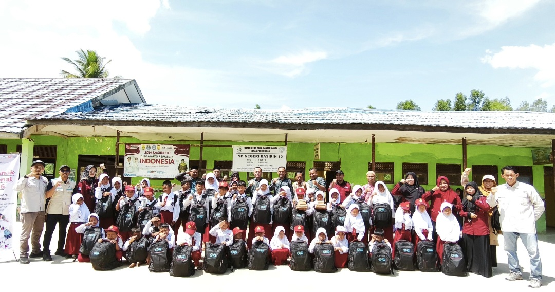 Momentum Kemerdekaan RI, YBM PLN Salurkan Paket Sekolah dan Nutrisi bagi Siswa SDN Basirih 10 Banjarmasin