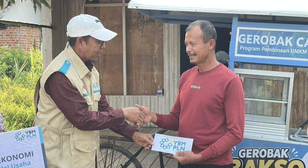 YBM PLN Bantu Gerobak untuk Pedagang Bakso Keliling