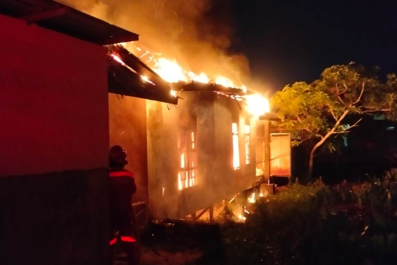 Kebakaran Rumah Gegerkan Warga Kelurahan Baru