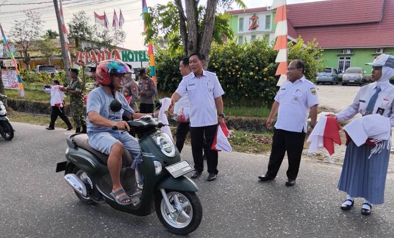 Pemkab Gumas Canangkan Gerakan Pembagian Bendera Merah Putih