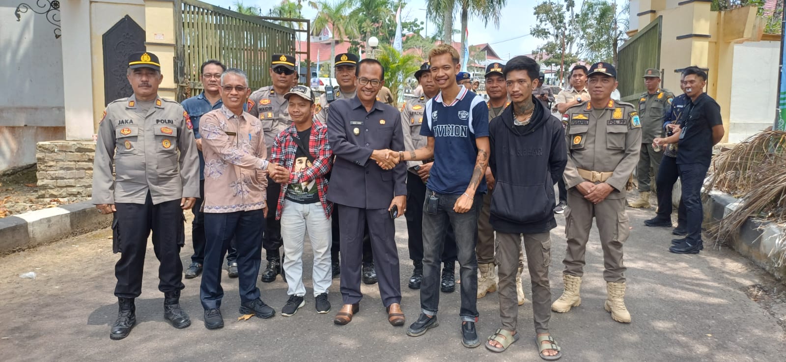 Wabup dan Sekda Lamandau Temui Pendemo Terkait Kelangkaan BBM