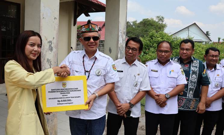 Pemkab Gumas Salurkan Beasiswa kepada 65 Mahasiswa Kurang Mampu