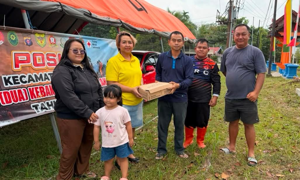 Dewan Salurkan Bantuan Minuman Penyegar ke Tim Satgas Karhutla