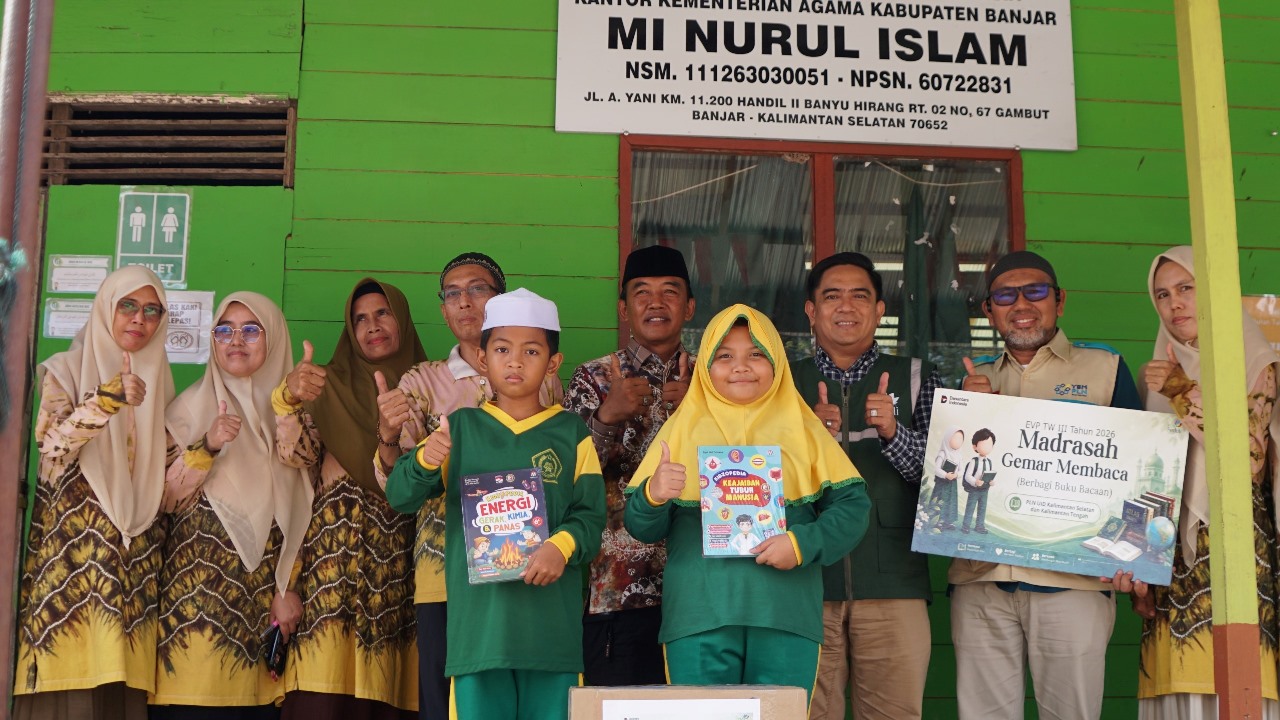 PLN Kalselteng Salurkan 221 Buku Bacaan untuk Siswa MI Nurul Islam Gambut
