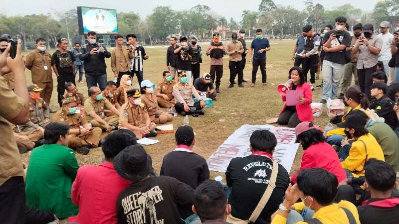Dialog dengan Pendemo, Gubernur Kalteng Tegaskan Komitmen Atasi Karhutla