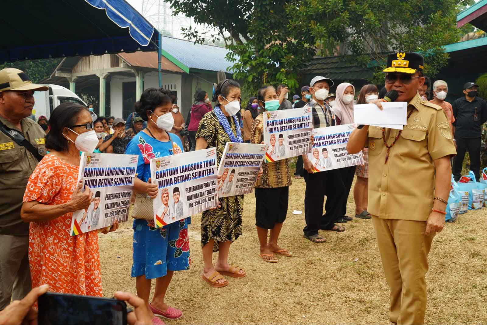 Gubernur Kalteng Salurkan Bantuan Pangan ke Warga Terdampak Karhutla