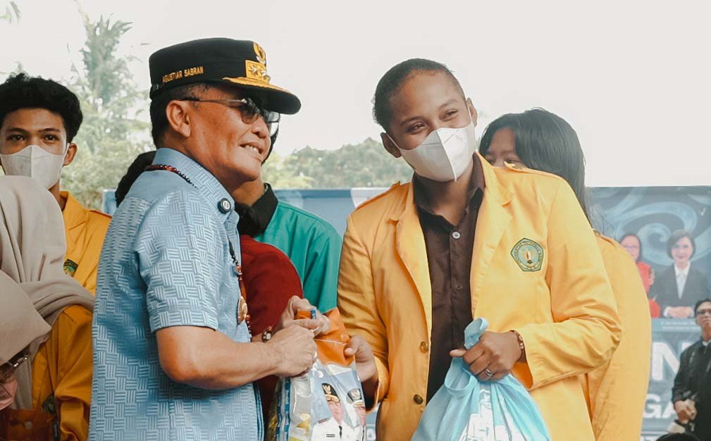 Gubernur Kalteng Berikan Bantuan Mahasiswa Terdampak Karhutla