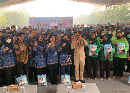 Gubernur Kalteng Salurkan Bantuan Sembako kepada ASN Terdampak Karhutla